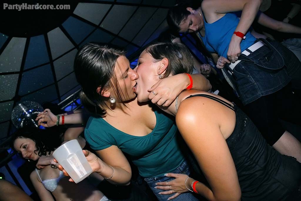 Unas locas amateurs borrachas follando duro en una fiesta de sexo
 #78879565