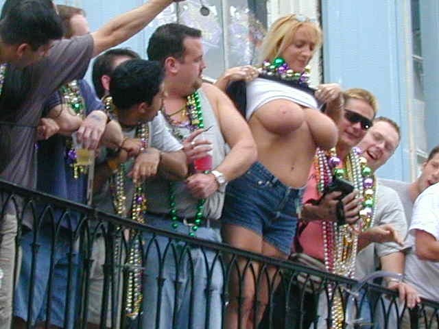 Betrunkene Mardi-Gras-College-Mädchen zeigen riesige, freche, köstliche, runde, feste Titties
 #76401362