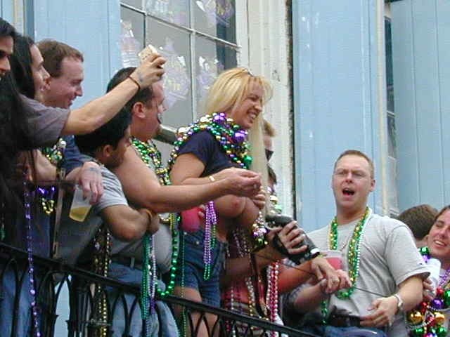 Des étudiantes ivres de mardi gras exhibant d'énormes et délicieux nichons ronds et fermes.
 #76401397