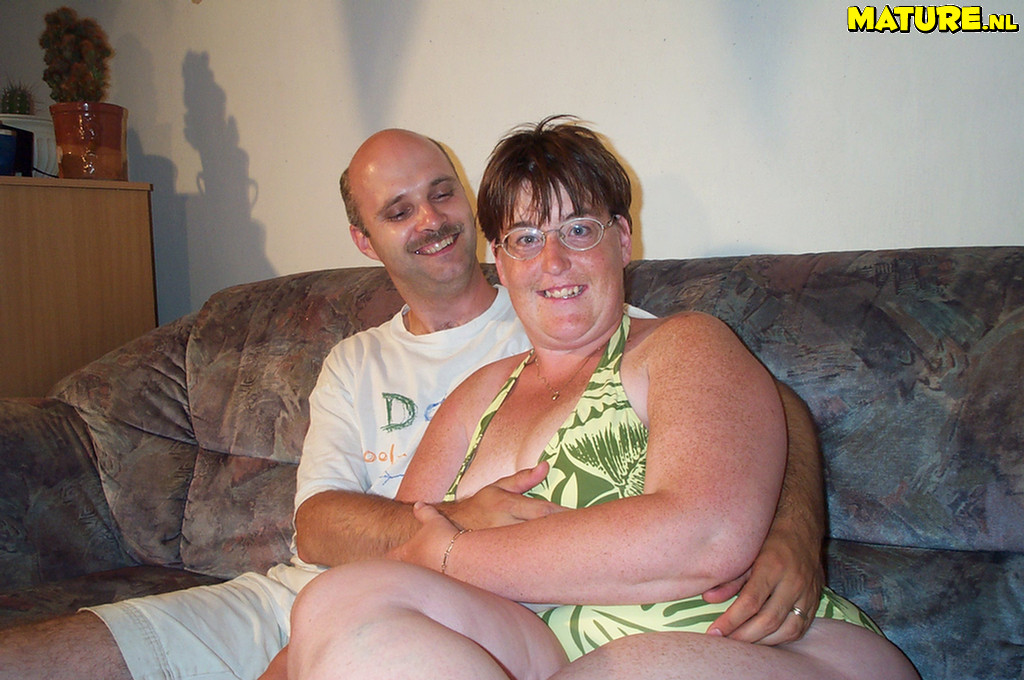 Couple mature en train de faire l'amour sur leur canapé débraillé.
 #67407296