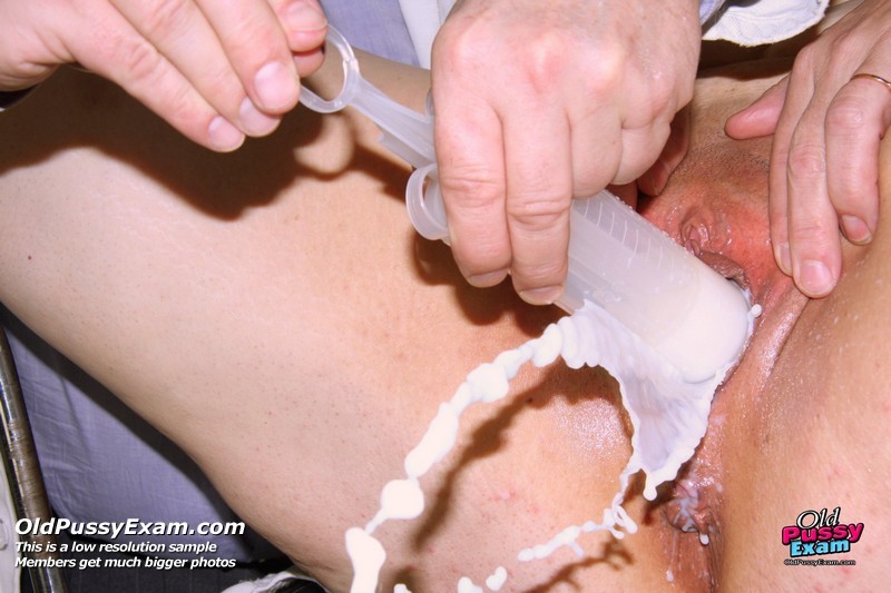 Madura vieja coño peludo ginecólogo examen con espéculo en la clínica ginecológica
 #76386888