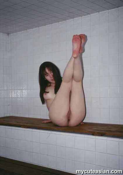 Une femme chinoise nue montre sa chatte dans un sauna
 #69982245