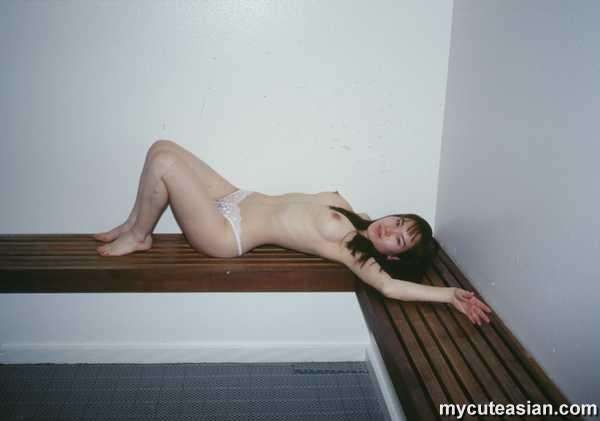 Une femme chinoise nue montre sa chatte dans un sauna
 #69982263