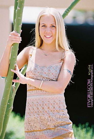 ブロンドは、屋外に広がる
 #74110931