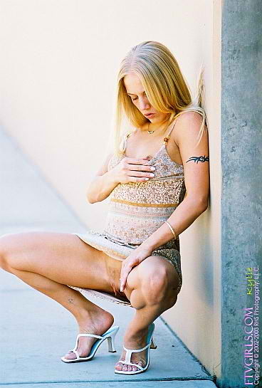 ブロンドは、屋外に広がる
 #74111062