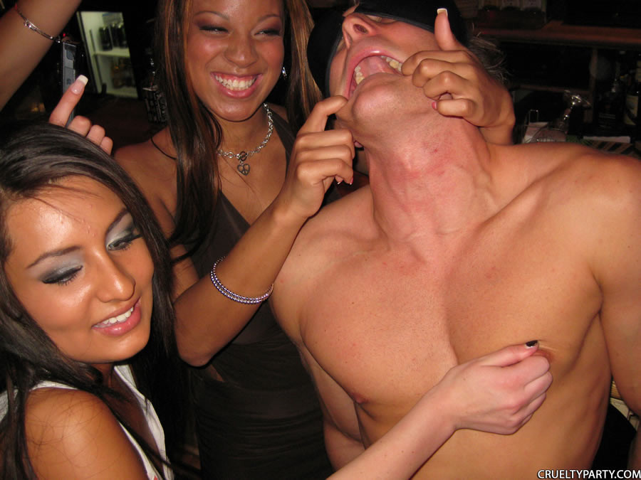 Wunderschöne junge Tussi saugt und fickt ihren Geburtstagsstripper
 #75449668