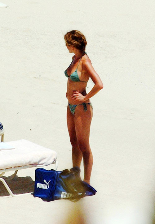 Jennifer aniston tette esposte sulla spiaggia foto
 #75440765