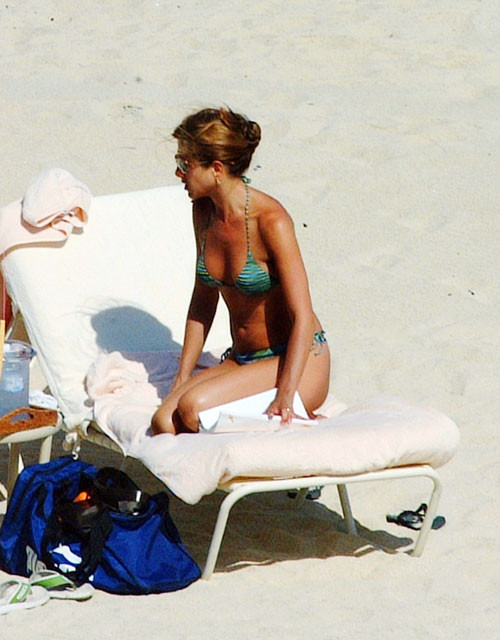 Jennifer aniston tette esposte sulla spiaggia foto
 #75440801