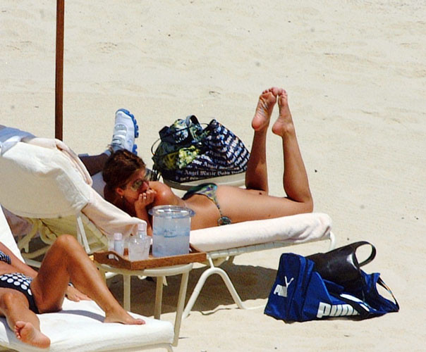 Jennifer aniston tette esposte sulla spiaggia foto
 #75440810