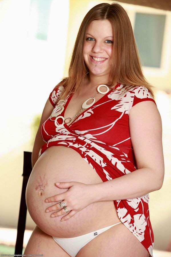 Schwangere Amateur-Babes posieren
 #67511794