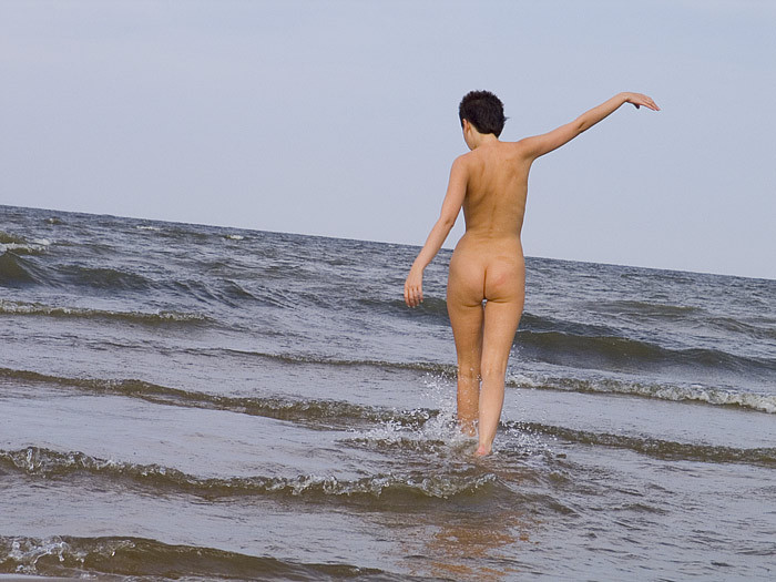 Sexy Teenie-Küken zeigt ihren nackten Körper am FKK-Strand
 #72255843