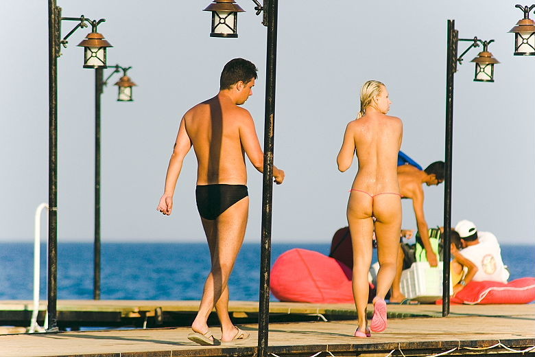 Sexy Teenie-Küken zeigt ihren nackten Körper am FKK-Strand
 #72255856