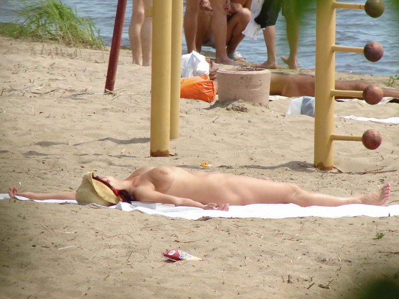 セクシーなティーンの女の子が裸のビーチで彼女の裸の体を示す
 #72255861