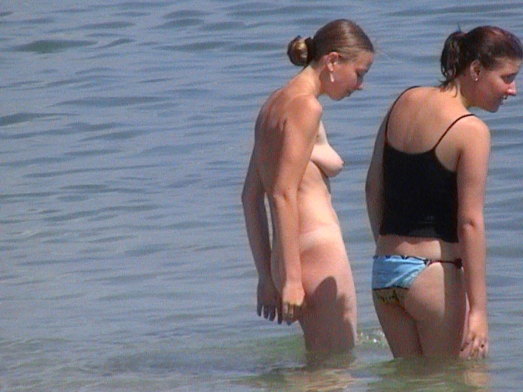 Sexy Teenie-Küken zeigt ihren nackten Körper am FKK-Strand
 #72255896