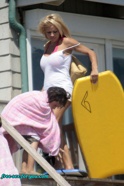 Pamela Anderson che mostra le sue grandi tette e camminare in mini gonna
 #75428420