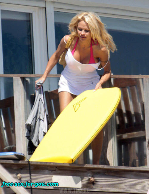 Pamela Anderson che mostra le sue grandi tette e camminare in mini gonna
 #75428428