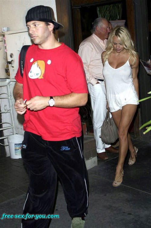 Pamela Anderson che mostra le sue grandi tette e camminare in mini gonna
 #75428477