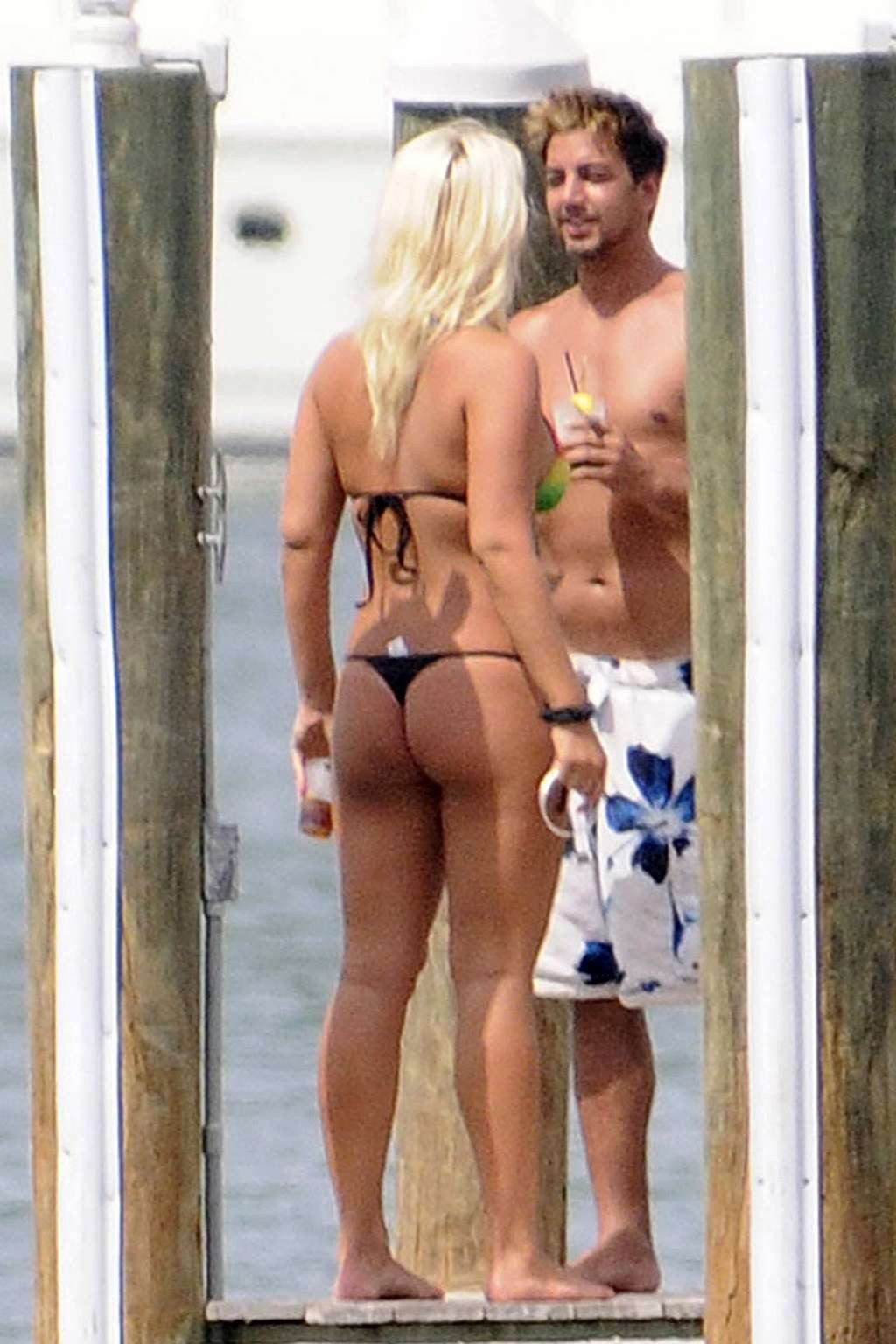 Brooke Hogan, très sexy en bikini et string, photographiée par les paparazzis.
 #75329039