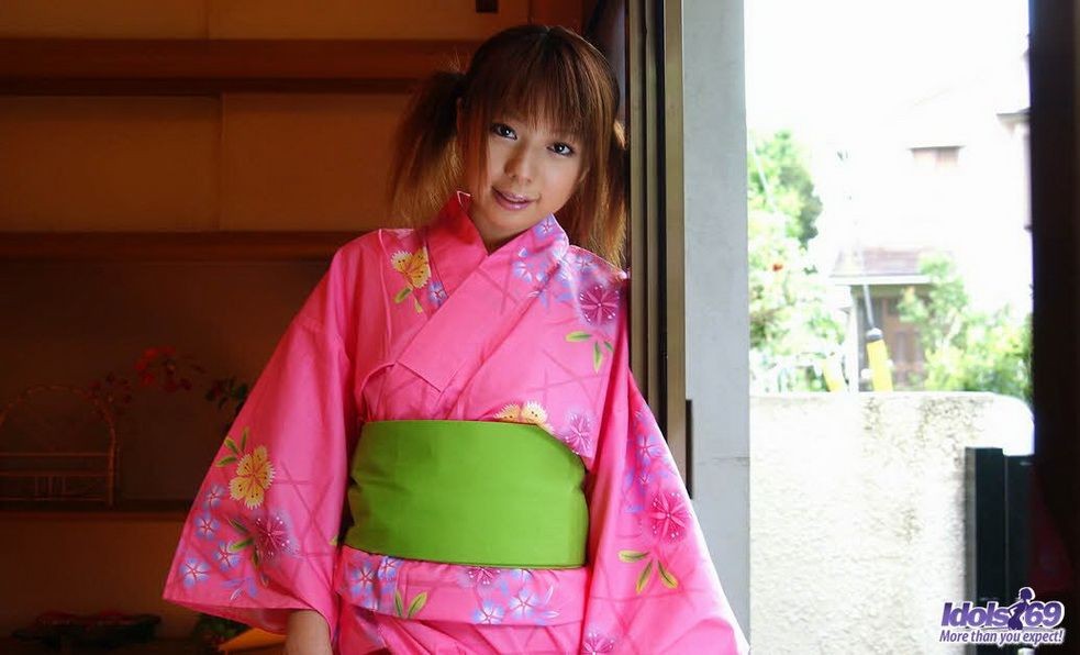 Mignonne japonaise miyu posant en kimono montrant sa chatte
 #69784827