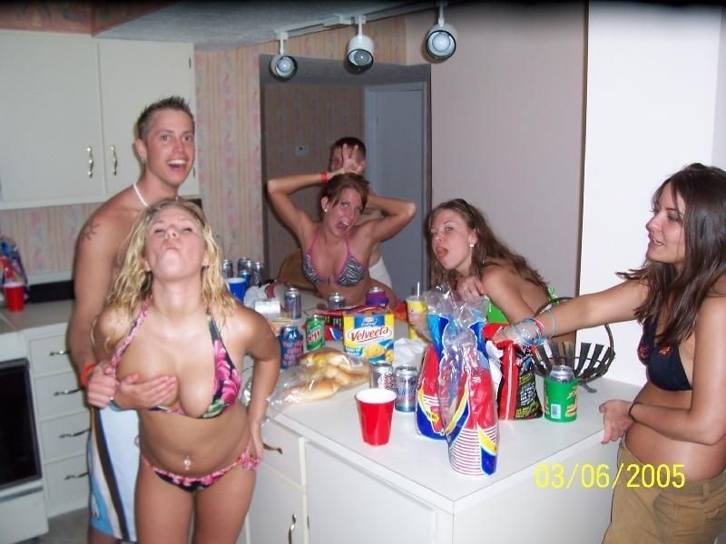 Betrunkene betrunkene Amateur-College-Mädchen blinken heiße Titten
 #76399397
