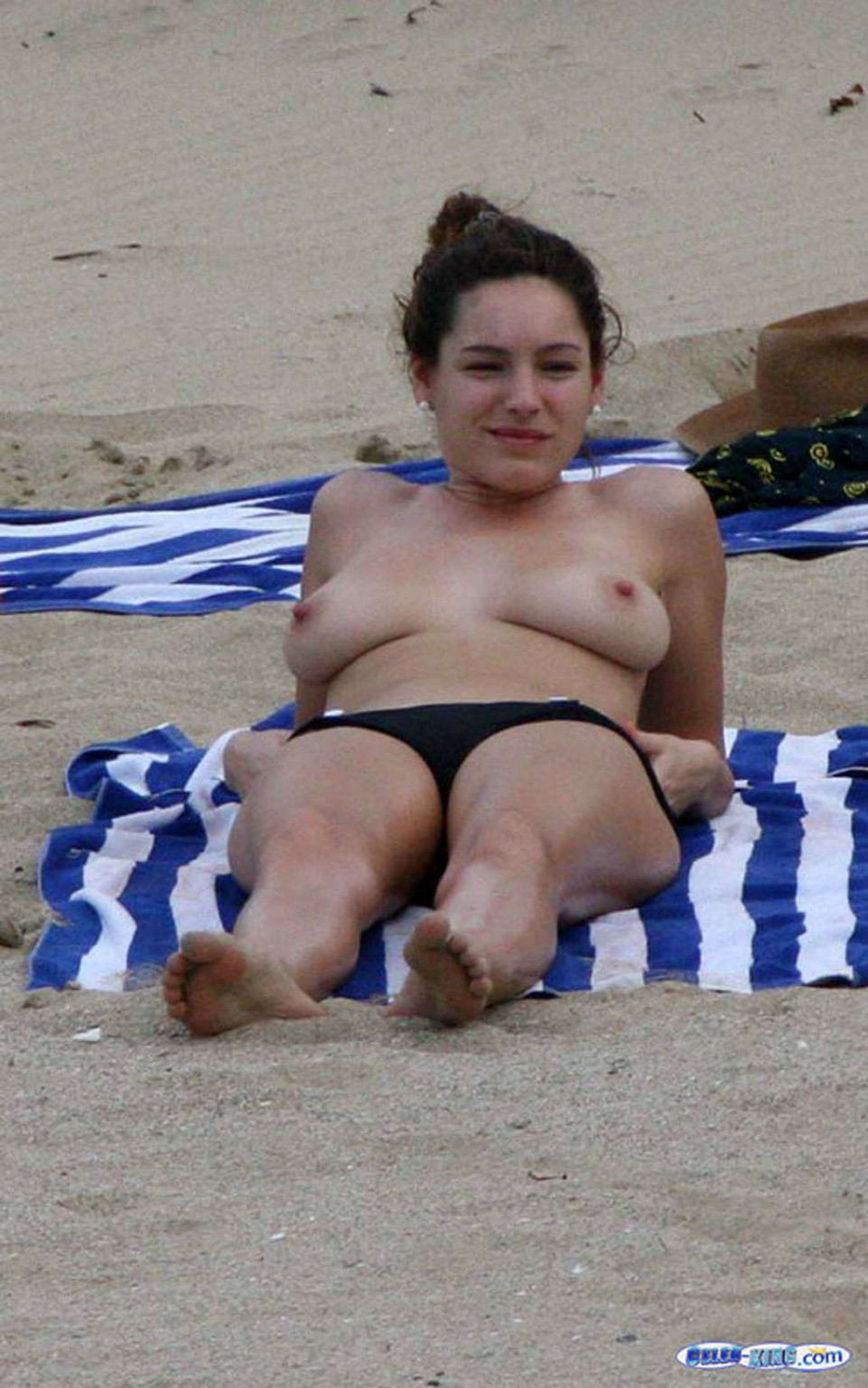 Kelly Brook che mostra le sue gambe sexy in gonna e le enormi tette nude sulla spiaggia
 #75358192