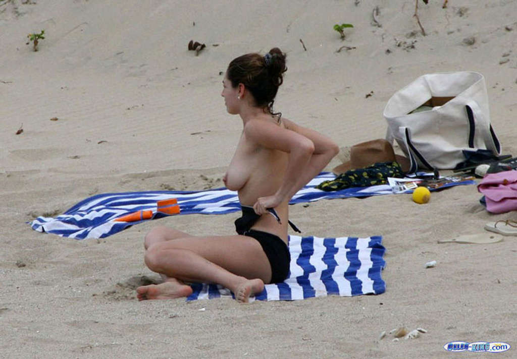 Kelly Brook montre ses jambes sexy en jupe et ses énormes seins nus sur la plage.
 #75358206