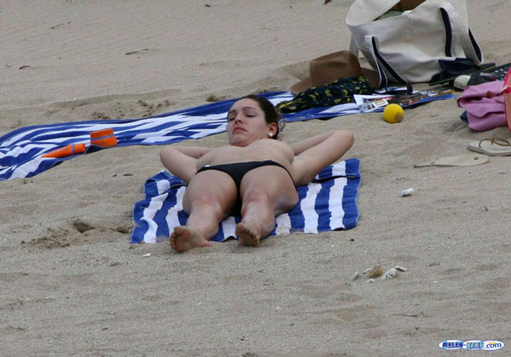 Kelly Brook montre ses jambes sexy en jupe et ses énormes seins nus sur la plage.
 #75358214