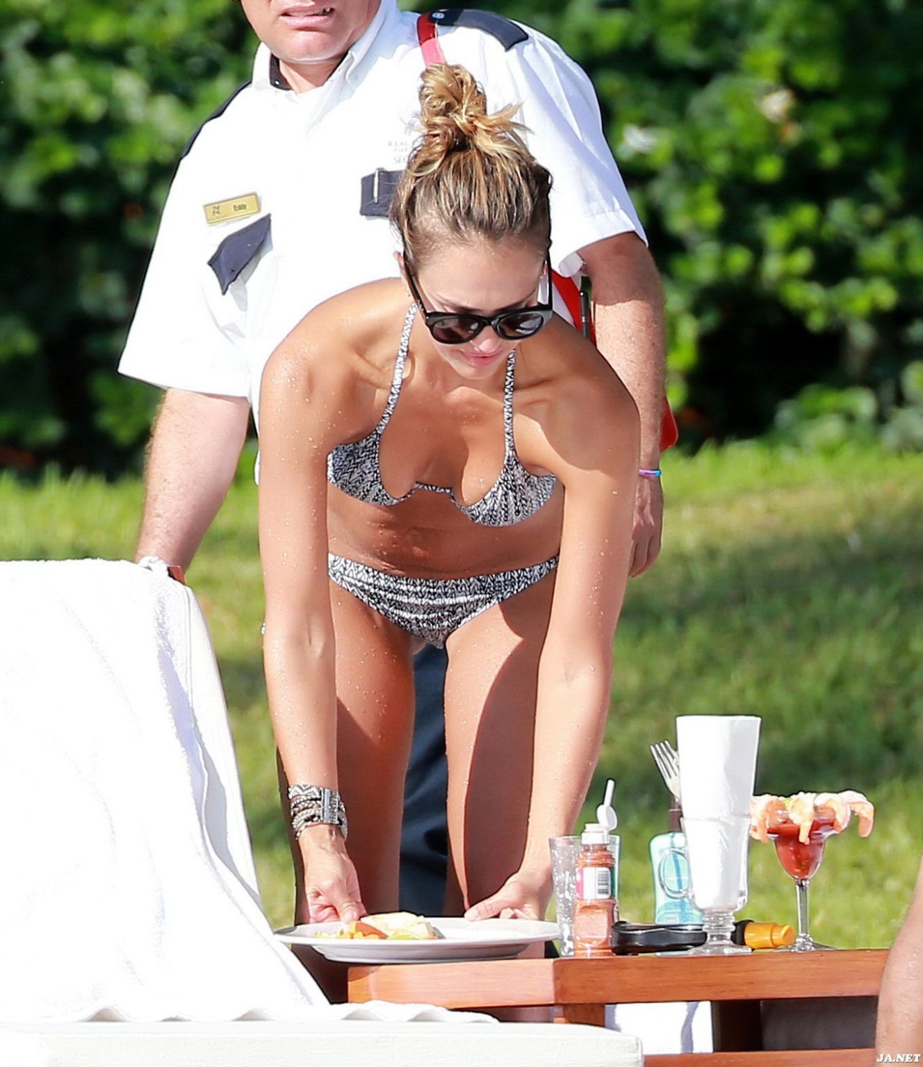 Jessica alba indossa un bikini monocromatico su una spiaggia a cabo san lucas
 #75176219
