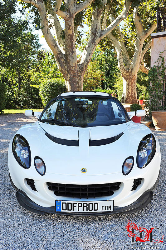 Linet luscious babe desnudandose y posando al aire libre junto a un coche deportivo
 #68482406