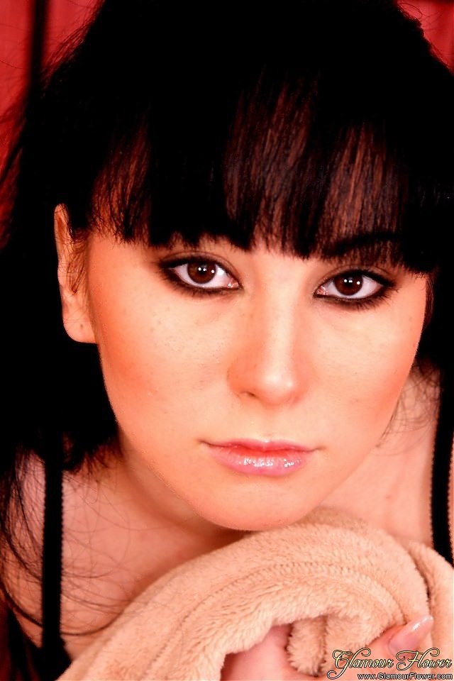 ストッキングをはいた若い女性
 #72675444