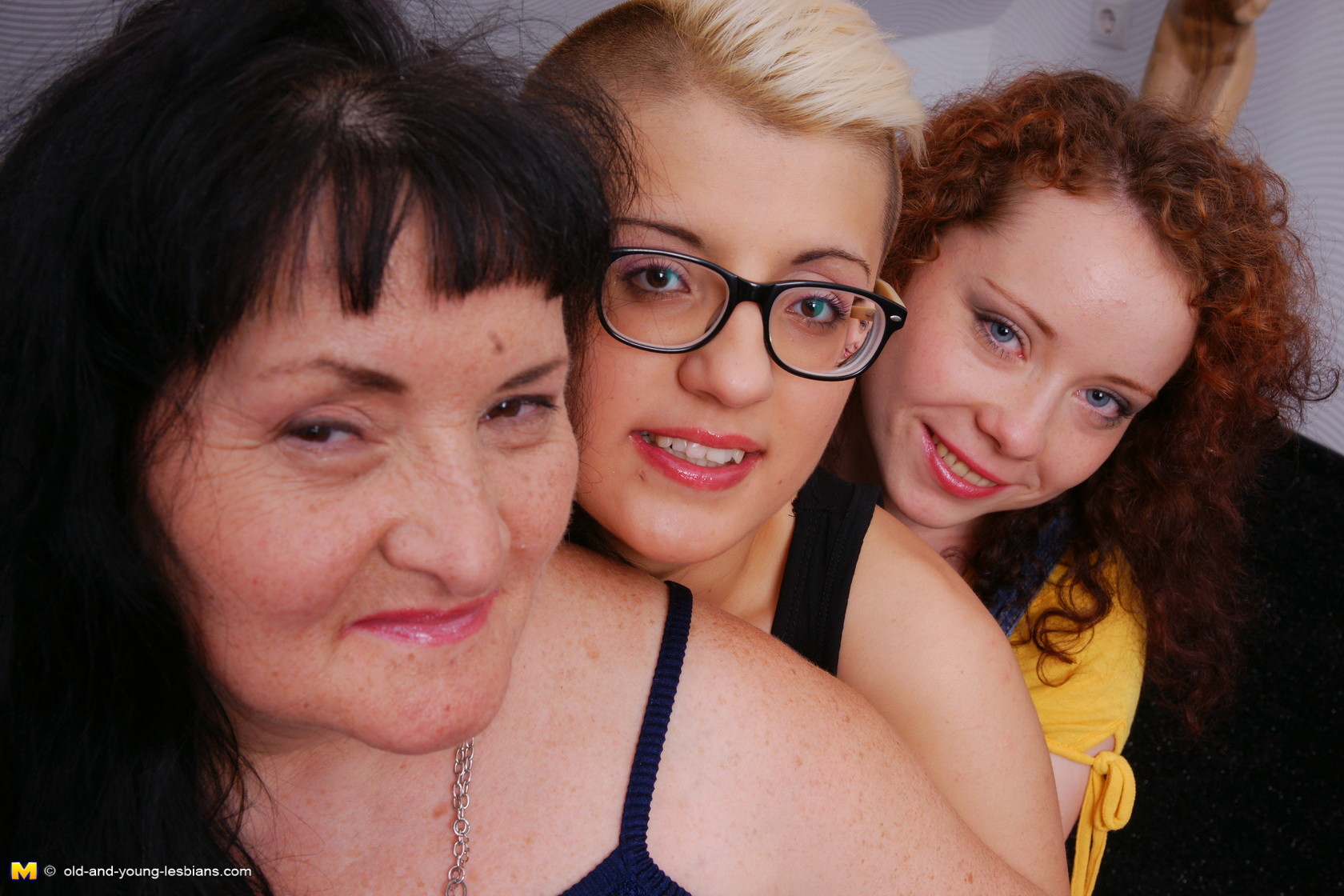Tres lesbianas viejas y jóvenes se besan y algo más
 #75481968