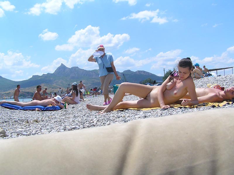 Giovani nudisti si espongono in una spiaggia pubblica
 #72255712