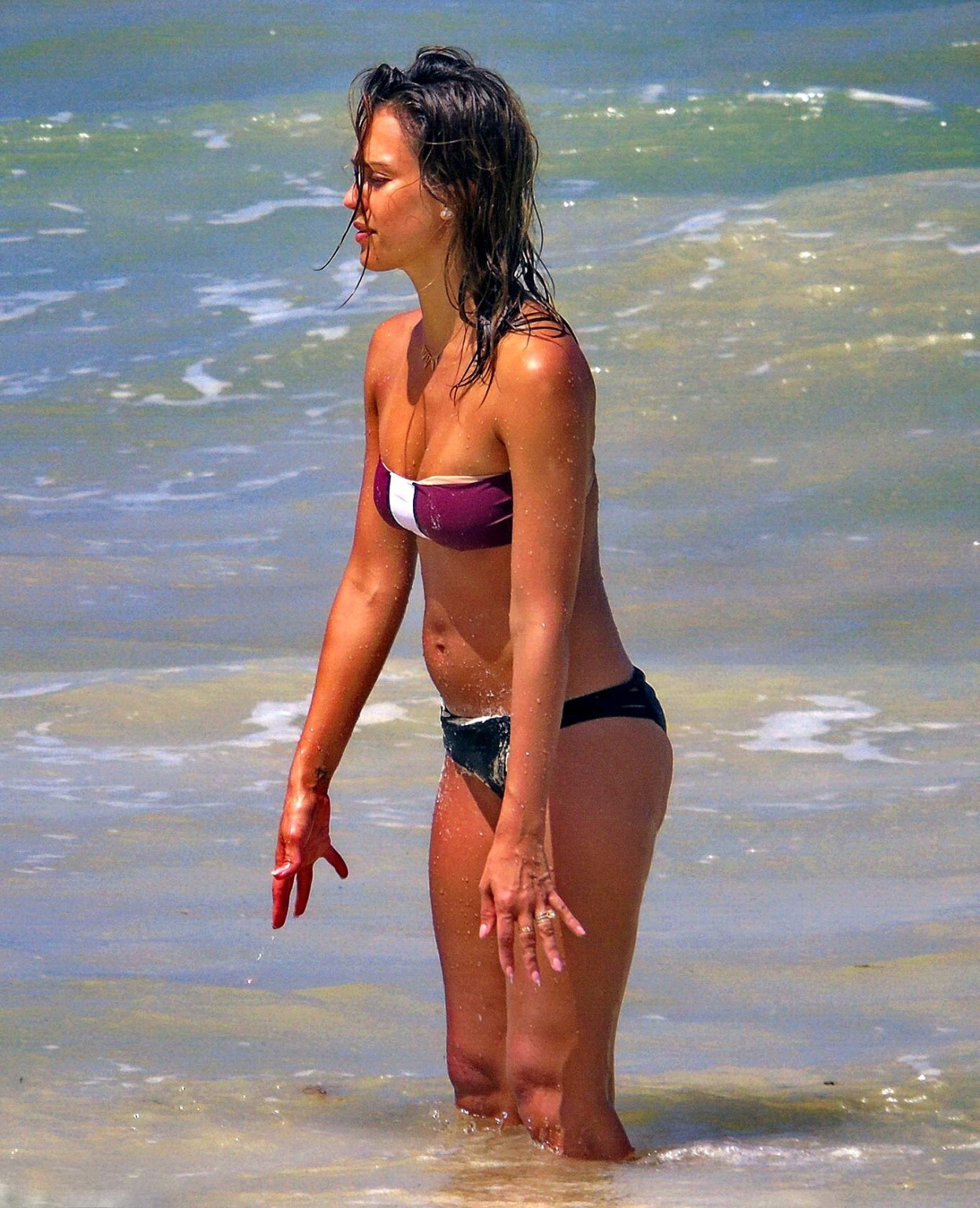 Jessica Alba trägt einen trägerlosen Bikini an einem Strand in Mexiko
 #75191607