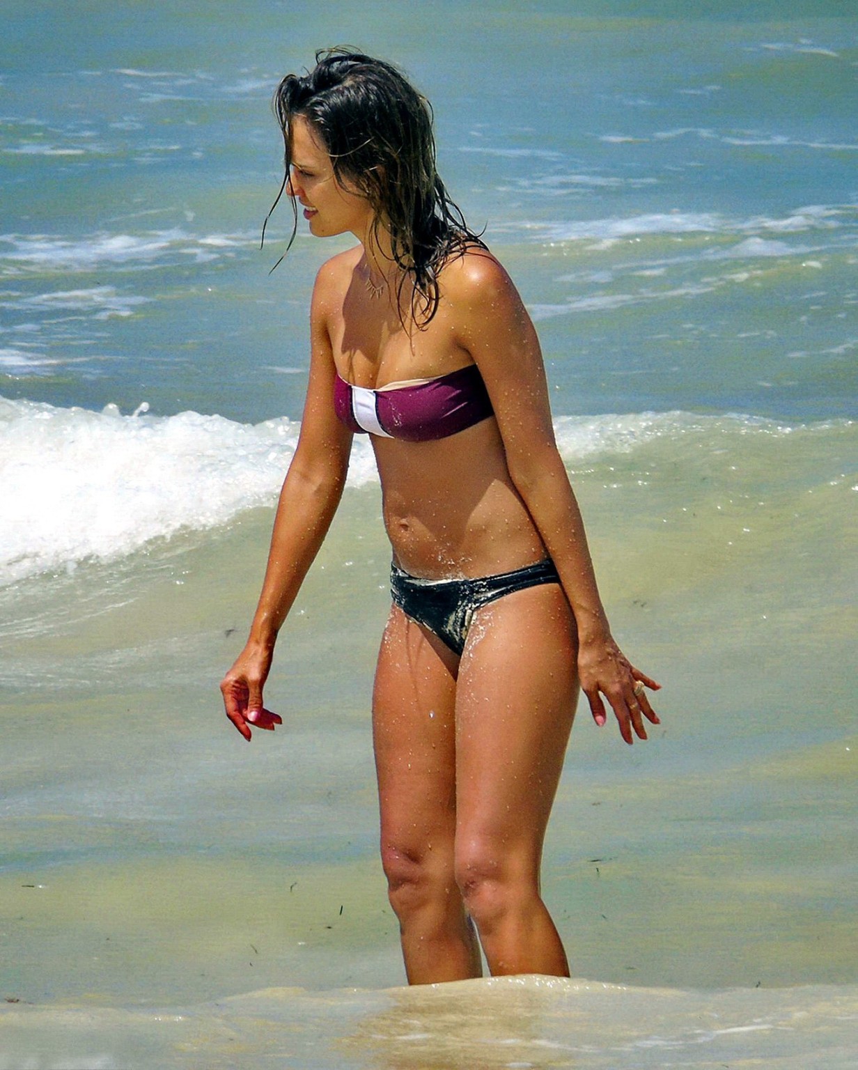 Jessica Alba trägt einen trägerlosen Bikini an einem Strand in Mexiko
 #75191613