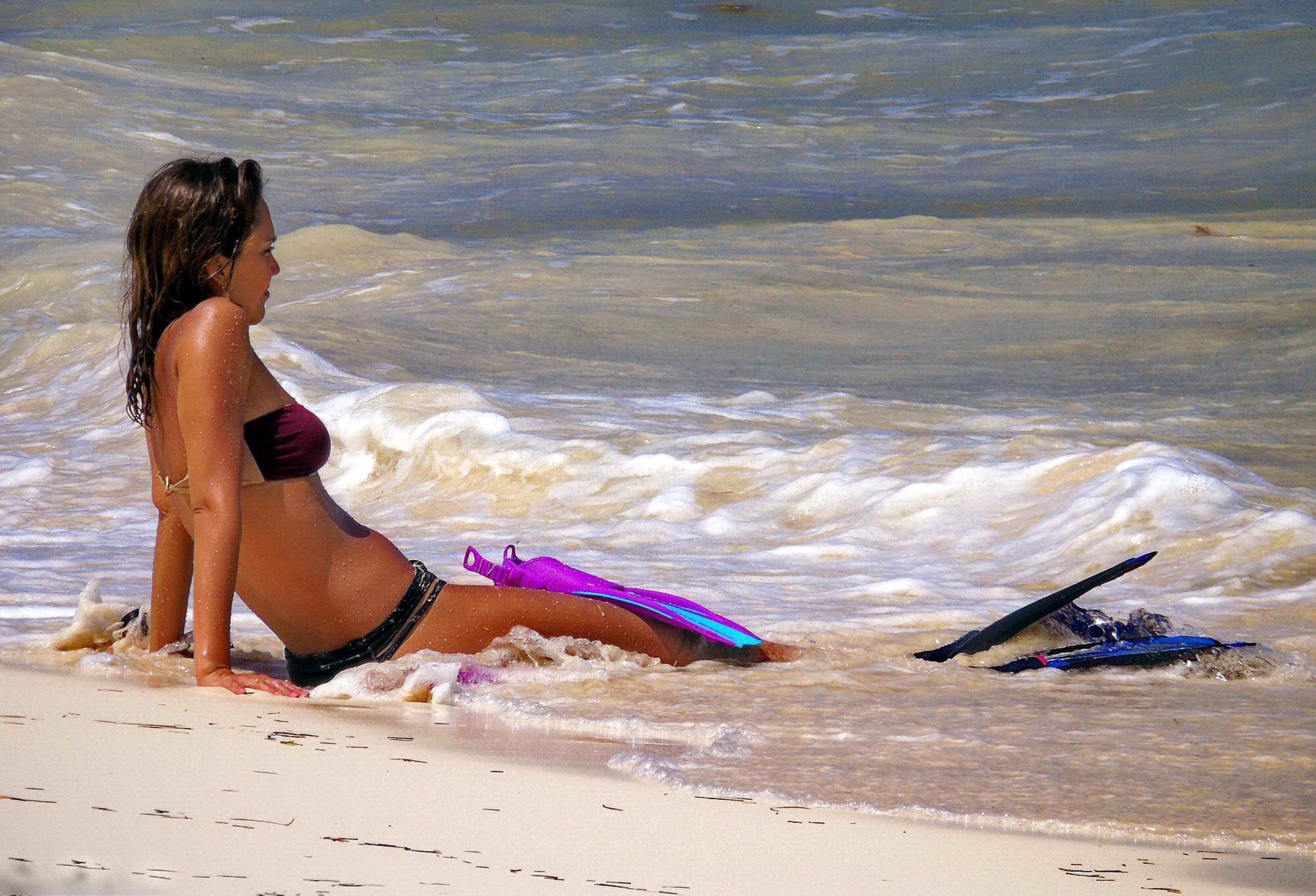 Jessica Alba trägt einen trägerlosen Bikini an einem Strand in Mexiko
 #75191624