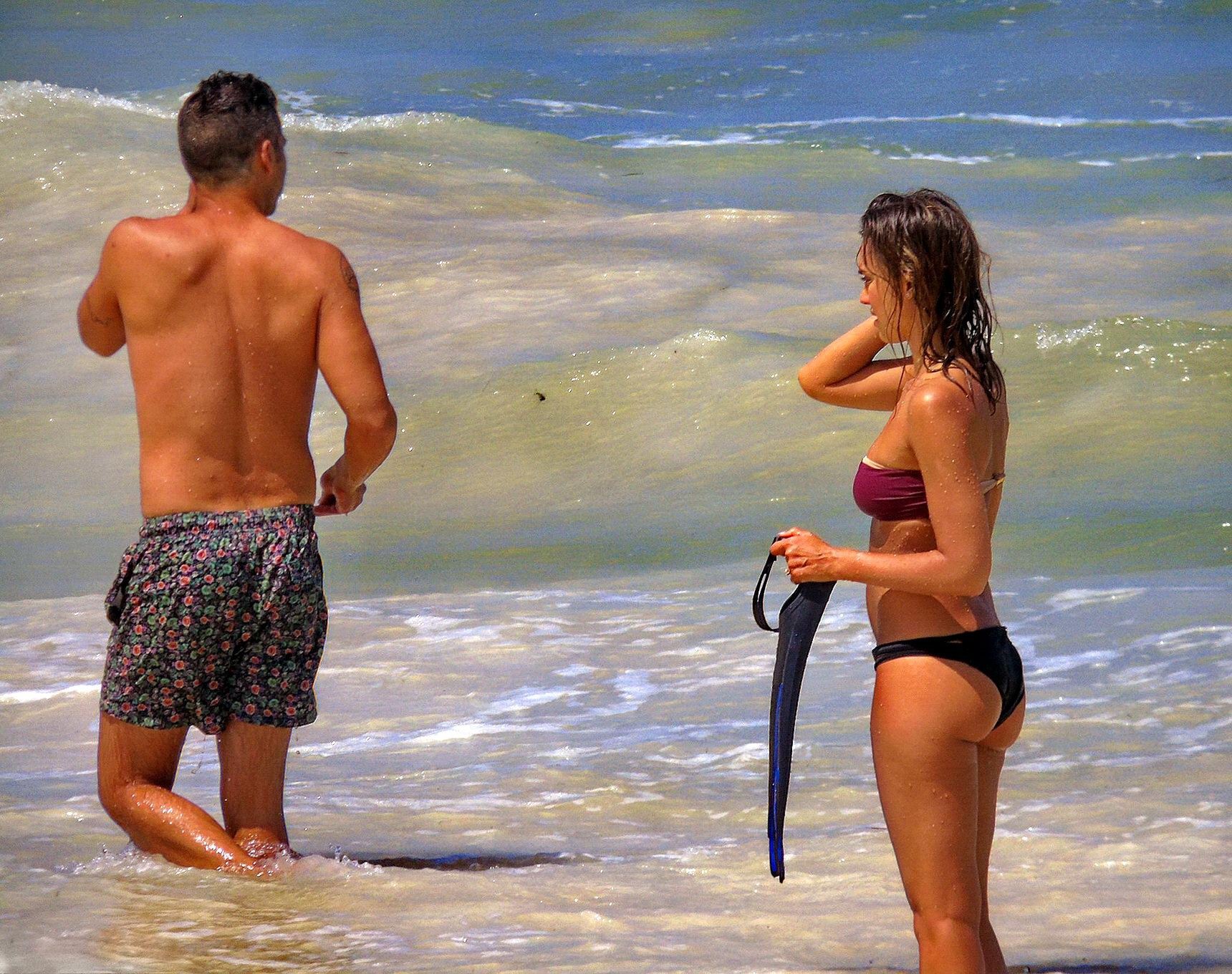 Jessica Alba trägt einen trägerlosen Bikini an einem Strand in Mexiko
 #75191658