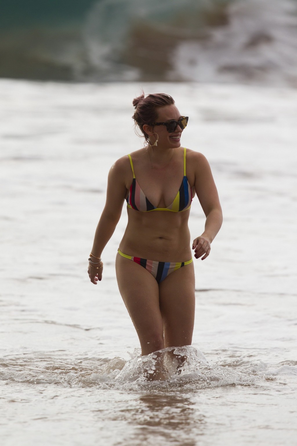 Hilary duff che mostra il suo culo rotondo del bikini alla spiaggia
 #75146513