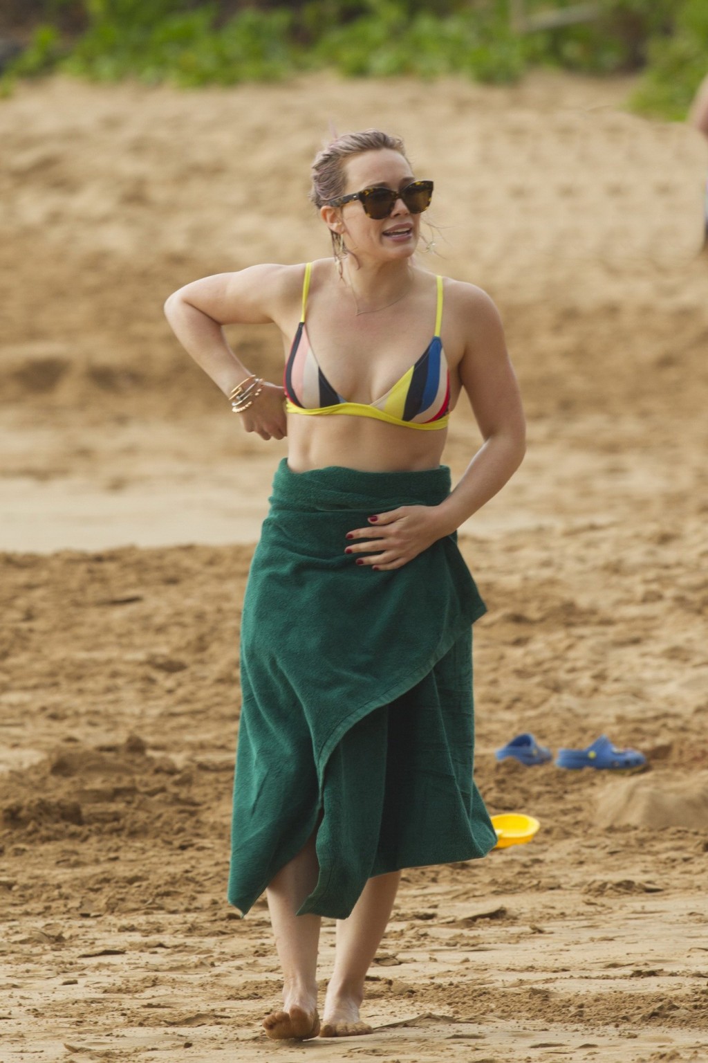 Hilary duff che mostra il suo culo rotondo del bikini alla spiaggia
 #75146556