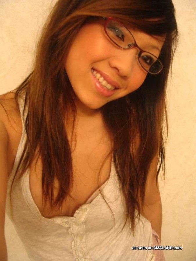 Une chaudasse asiatique exhibe ses seins fins dans des photos sexy.
 #67631318