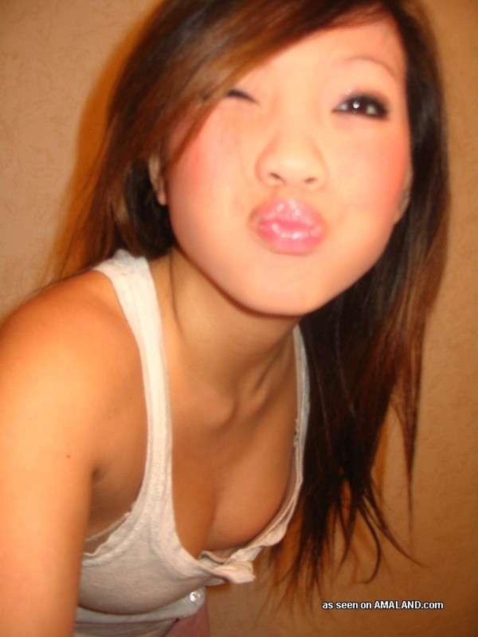 Une chaudasse asiatique exhibe ses seins fins dans des photos sexy.
 #67631388