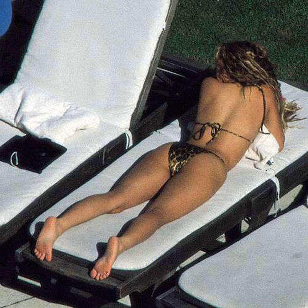 Shakira sucht sexy in fuckme Stiefel und Bikini Paparazzi Bilder
 #75372806