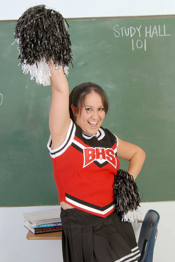 Une cheerleader mexicaine potelée soulève son jupon dans la salle de classe.
 #75466960