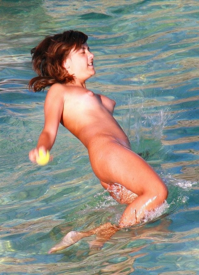 Splendida bionda giovane nudista gioca in acqua
 #72256942