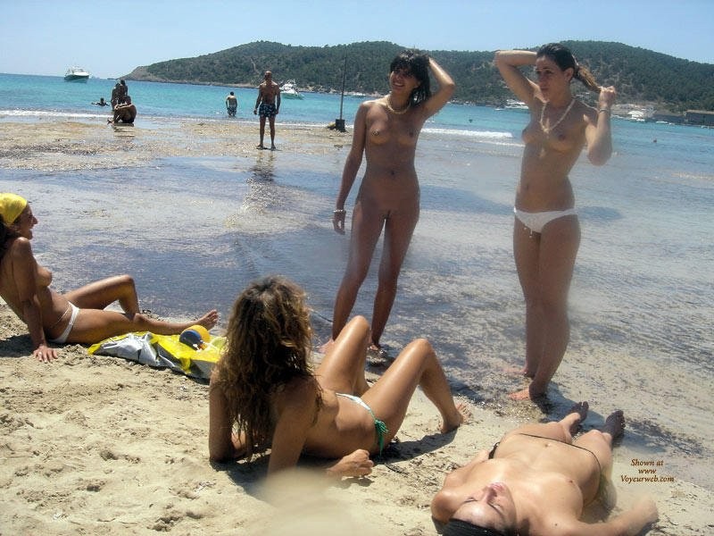 Splendida bionda giovane nudista gioca in acqua
 #72256958