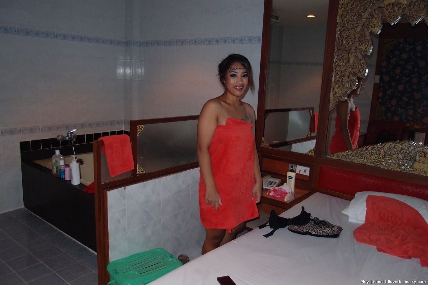 Une pute timide de Bangkok baisée par un touriste sexuel suédois, Klaus, une salope asiatique. #68456853