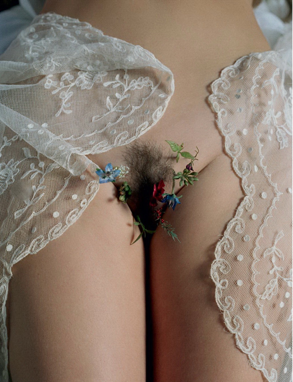 Kate Moss zeigt ihre kleinen Titten haarige Muschi in der Love Magazine Ausgabe 9
 #75242797