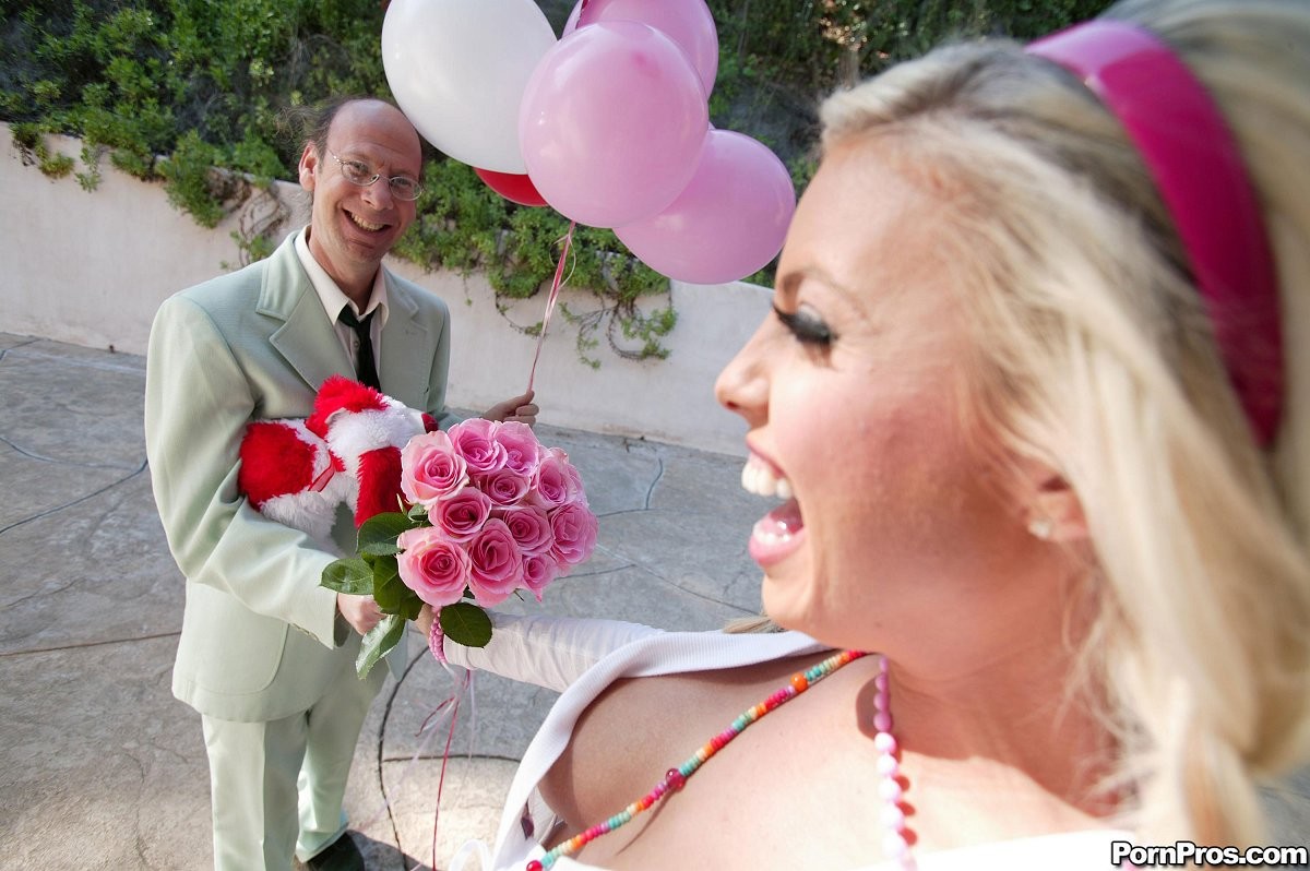 Britney Amber baise un vieux prétendant pour une fleur
 #75956303