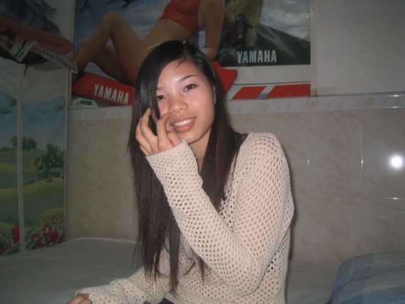 Une jeune chinoise se déshabille et suce une bite #69861684