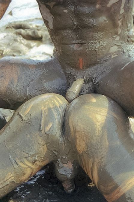 Muscle Paar im Freien Ringen und schieben die Flüssigkeit Schlamm
 #76947200