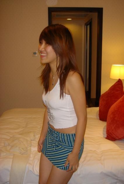 Une petite amie asiatique amateur se déshabille pour un soin du visage dans une chambre d'hôtel.
 #69948087
